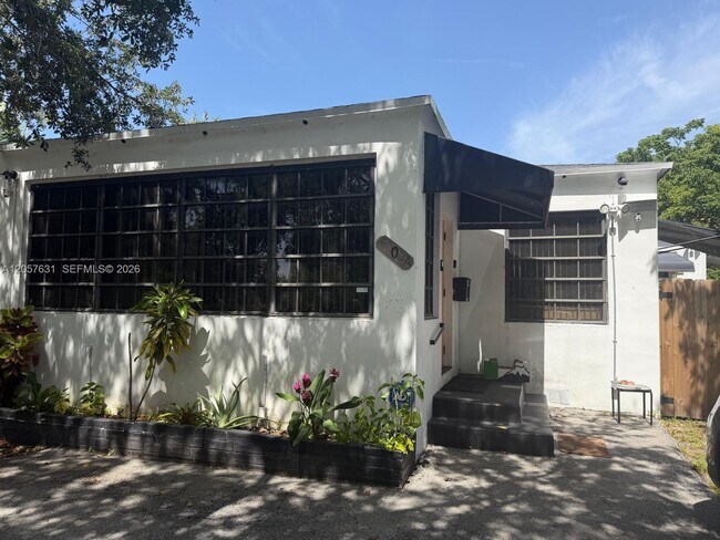 Building Photo - 709 N 26th Ave