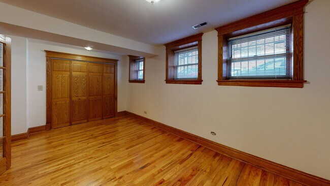 Building Photo - 3912 N Greenview Ave