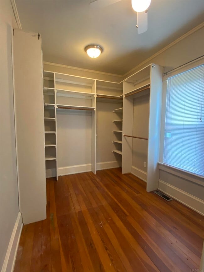 Building Photo - 10336 Walnut St