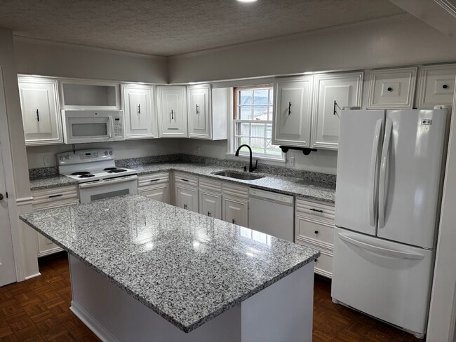 Building Photo - Large 4 Bedroom 2 Bath Home