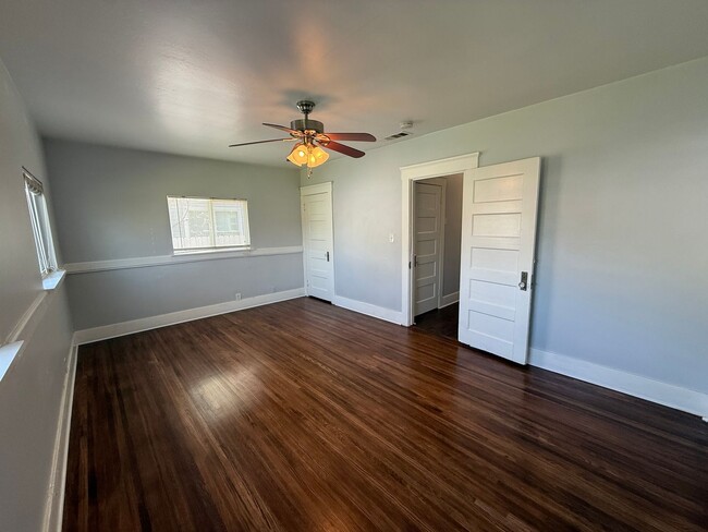 Building Photo - Charming 2 Bed / 1 Bath Corner Lot Home with Wraparound Porch