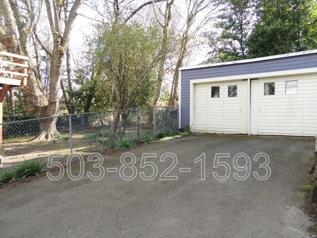 Building Photo - 122 SE 60th Ave