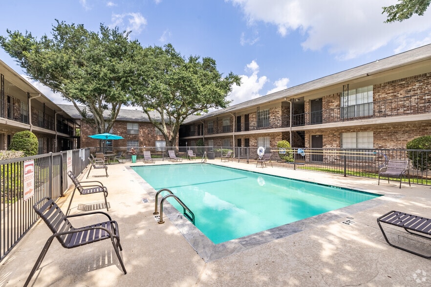 Pool - Memorial City Apartments