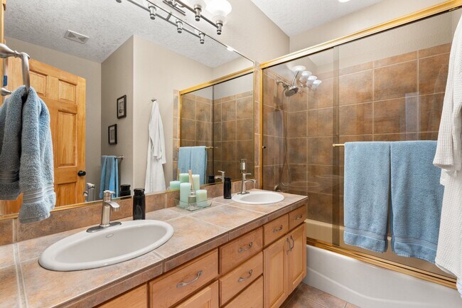 Building Photo - Rio Rancho Gem - Stunning 4-Bedroom Home –...