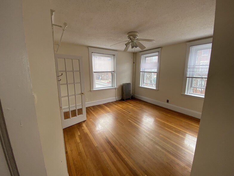 Building Photo - 10 Barrows St