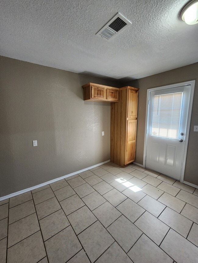 Building Photo - 3 bed 1 bath home with large backyard!
