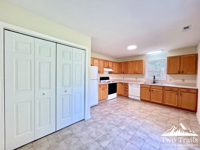 Building Photo - 707 Farmington Cir