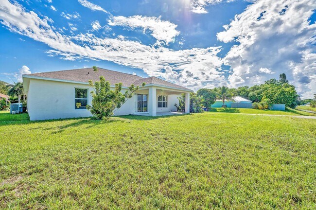 Building Photo - 446 SW S Quick Cir