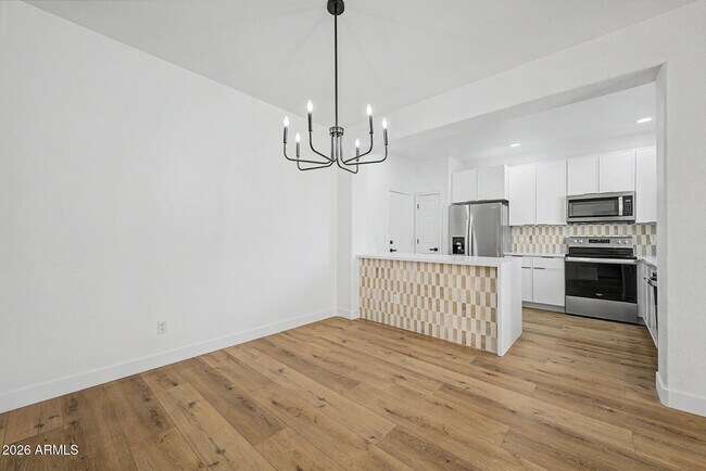 Building Photo - 706 E Las Colinas Pl