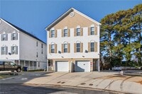 Building Photo - Immaculate Townhome in Camellia Gardens!
