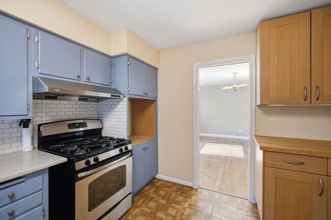 Building Photo - 10715 Clermont Ave