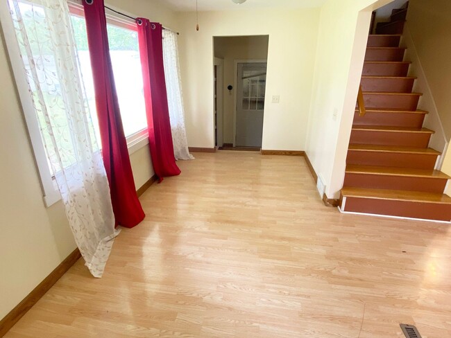 Building Photo - 4-Bedroom, 1 Bath Southeast Side Single Fa...