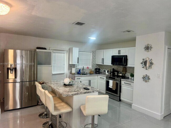Building Photo - 7673 Plantation Blvd