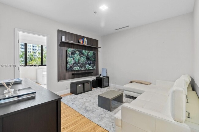 Building Photo - 520 Brickell Key Dr