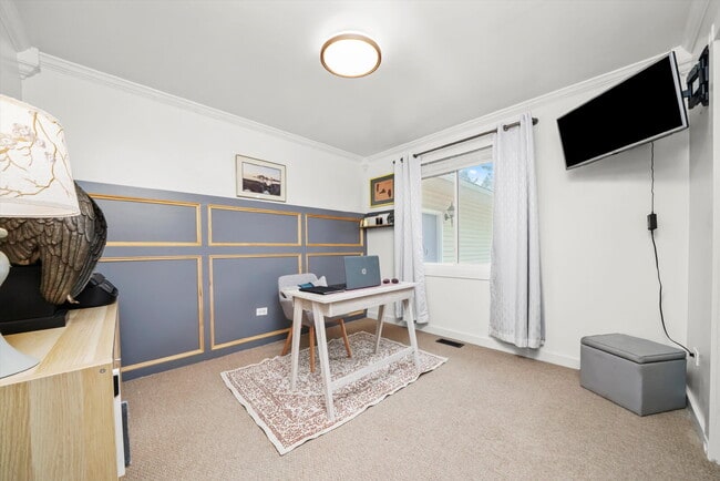 Building Photo - 4-Bed / 2-Bath Nicely Updated Home