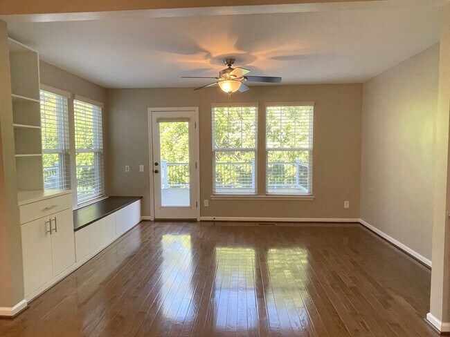 Building Photo - Spectacular 4 Bed 3.5 Bath Townhouse In Br...