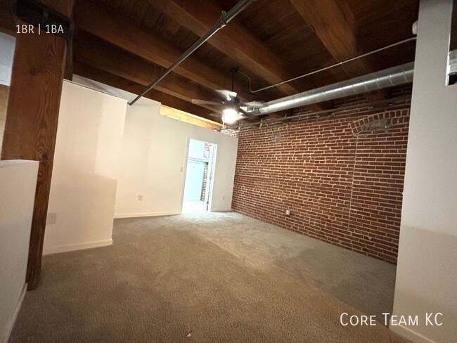 Building Photo - Beautiful 1 Bedroom Loft in River Market!