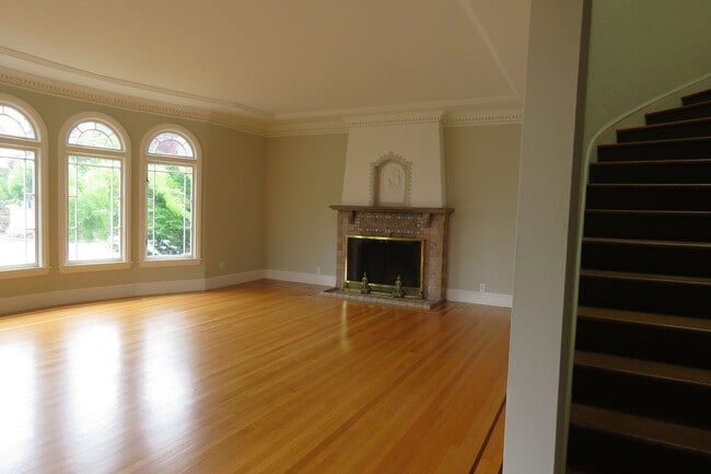 Building Photo - Elegant 4 bedroom House  with bonuses