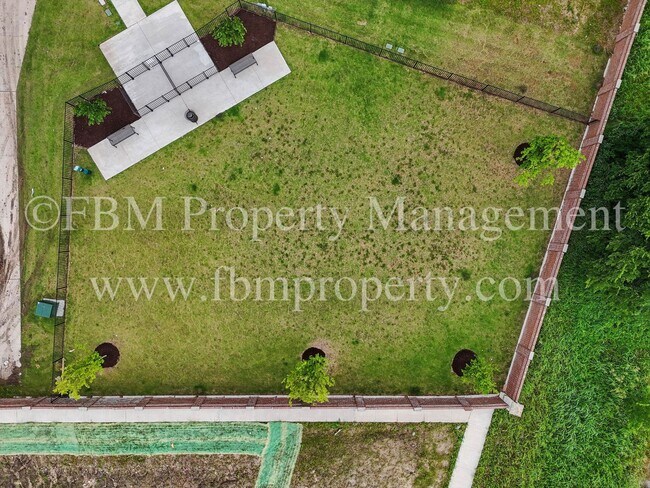 Building Photo - 2117 Luna Dr