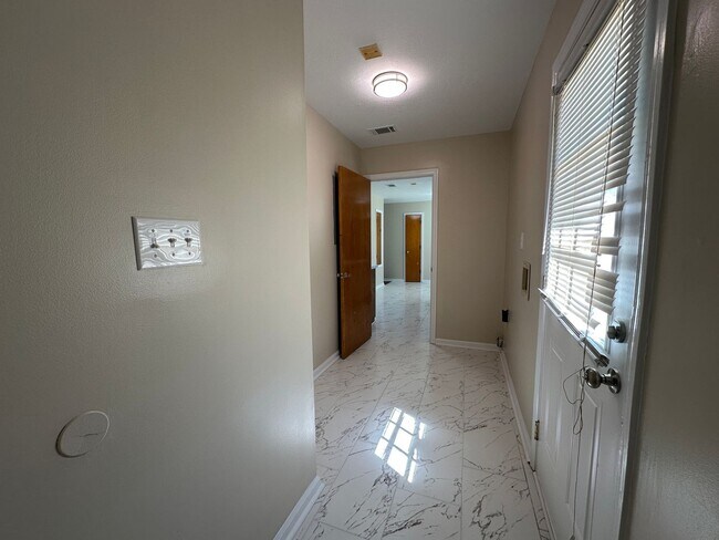 Building Photo - Woodlake - Richmond