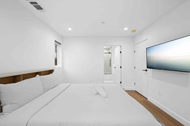 Building Photo - RECENTLY BUILT TOWNHOME | 4 BED 5 BATH | GARAGE