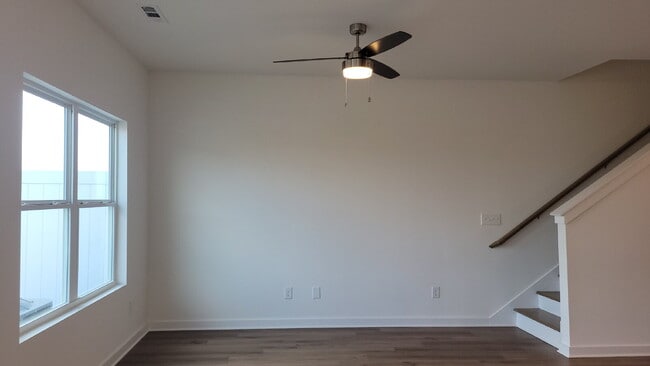 Building Photo - "Charming 3-Bed Oasis with Granite Elegance on Discovery Point Drive!"