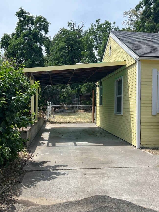Building Photo - Charming 2 Bedroom, 1 Bath House with Fenced Yard, Carport & Laundry Hookups