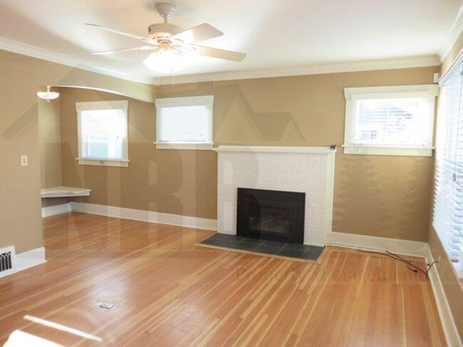 Building Photo - Stunning 2 bd 1 ba House with a basement a...