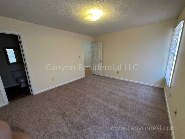 Building Photo - Beautiful 3b, ready to move in!