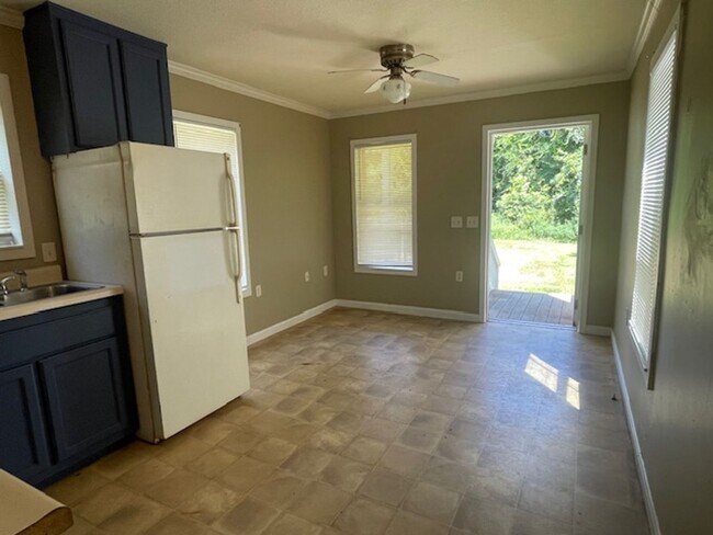 Building Photo - Adorable cottage