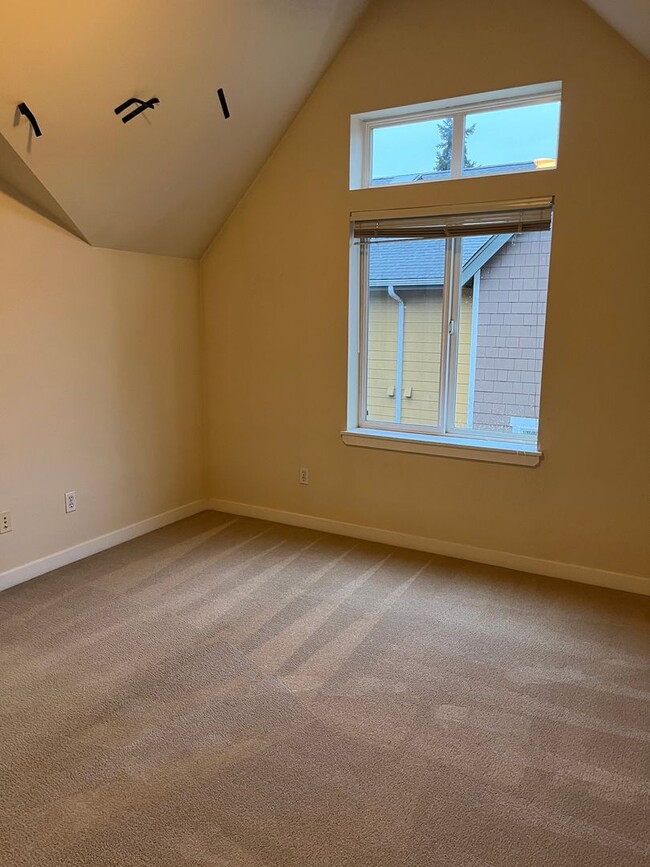 Building Photo - Ravenna Townhome