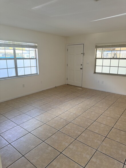 living room - 912 La Salle Ave