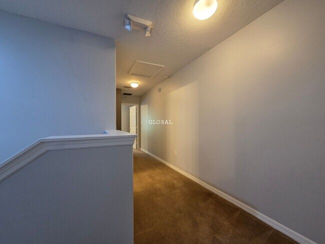 Building Photo - Three Bedroom unfurnished town house (Kiss...