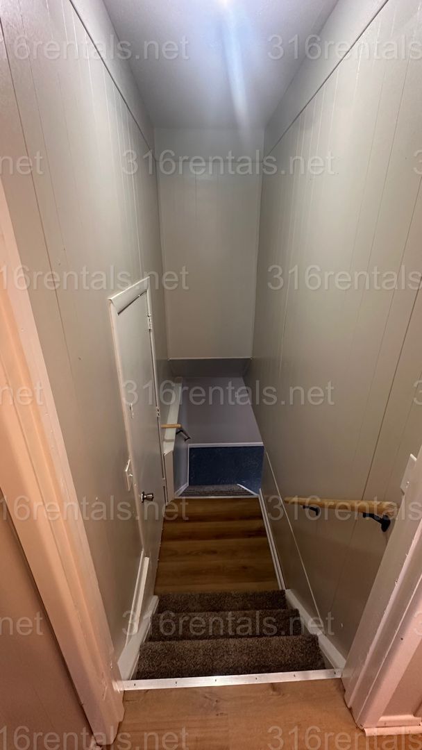 Building Photo - $1250 - 3 bed 1 bath with basement - Singl...