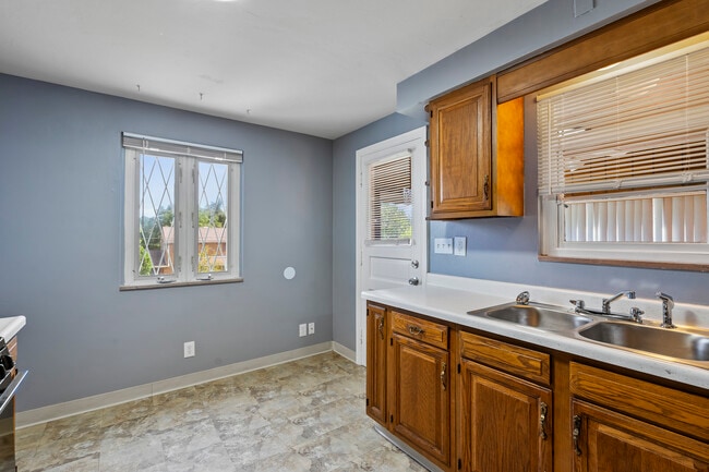 Building Photo - 219 Carmella Dr