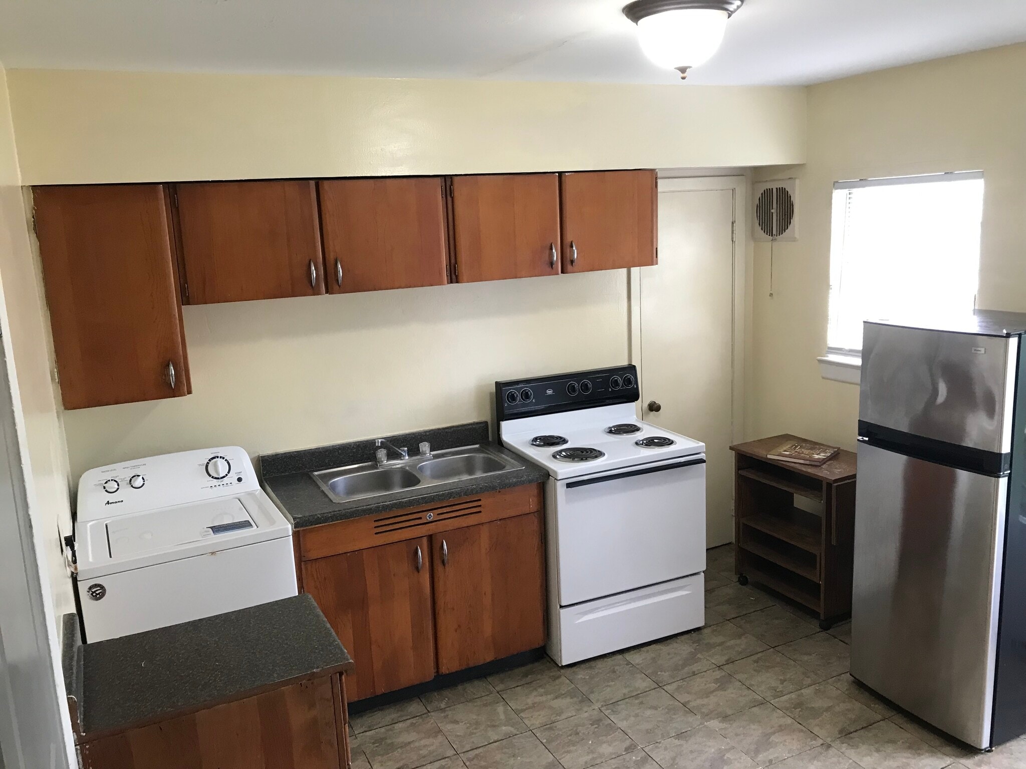 Building Photo - 944 Geranium St