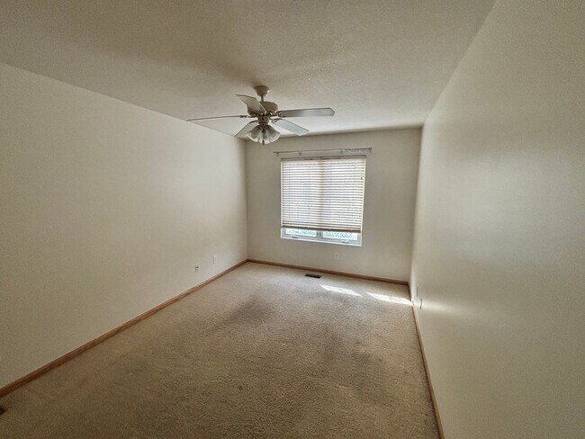 Building Photo - Beautiful 3 bed 3 bath duplex located in quiet neighborhood!