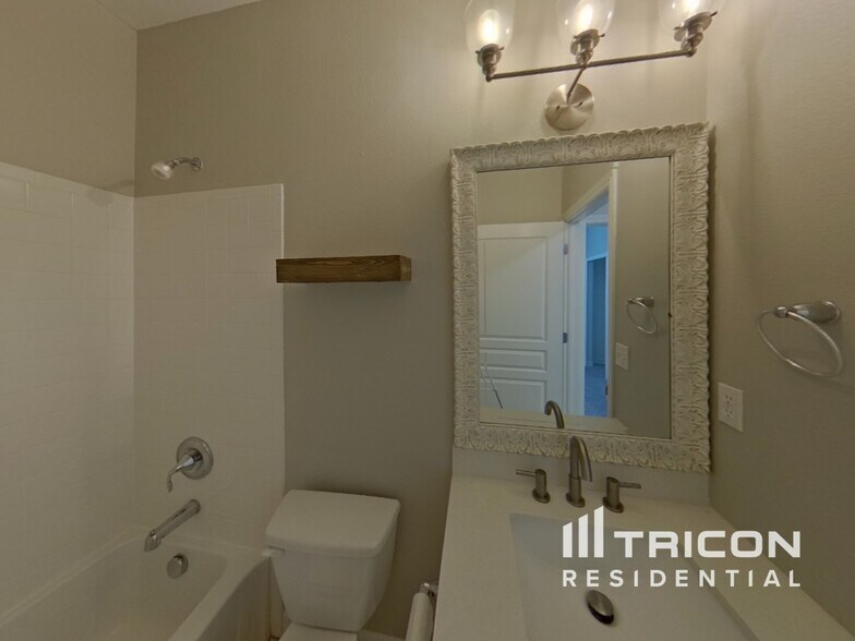 Building Photo - 6697 Cottonwood Tree Dr
