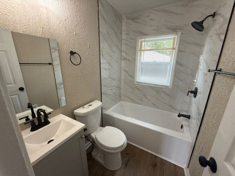 Building Photo - This beautifully updated 3-bedroom, 1-bath single-family home is ready for move-in!