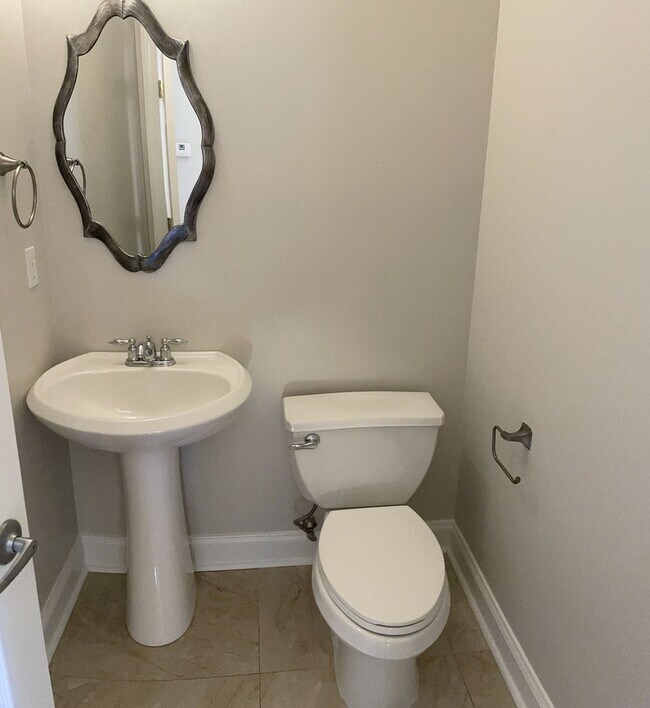Building Photo - Spacious home with tons of upgrades! 4 Bedrooms/3.5 bathrooms