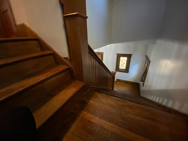 Building Photo - 3 Bed | 2 Bath | McKinley Park Area — $3,375/Month