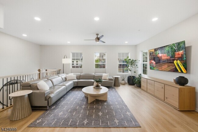 Building Photo - 19 Dahlia Dr