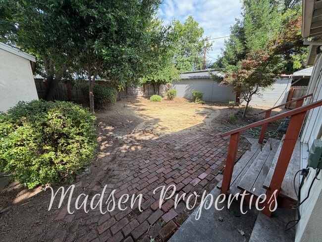 Building Photo - 1618 Sunset Ave