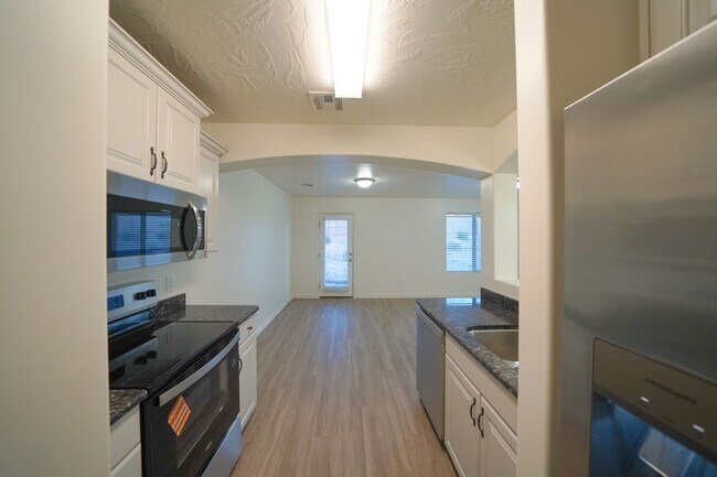 Building Photo - Remodeled 3 Bed / 2.5 Bath Townhome in Great Location