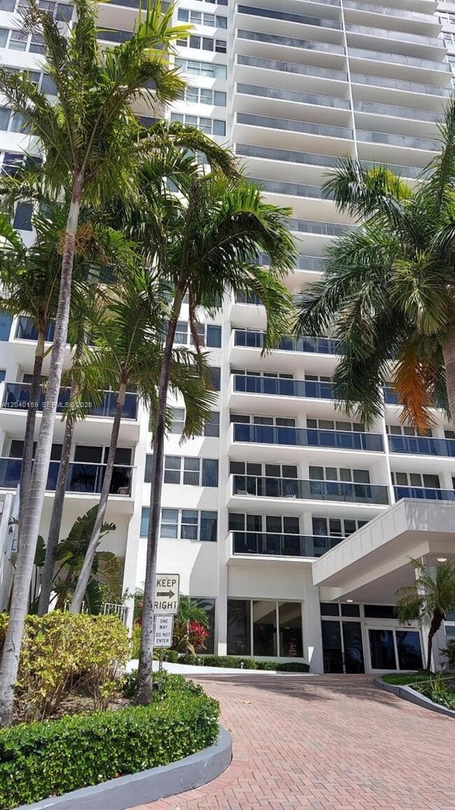 Building Photo - 3140 S Ocean Dr