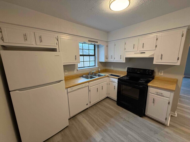 Building Photo - 656 Mercer Dr