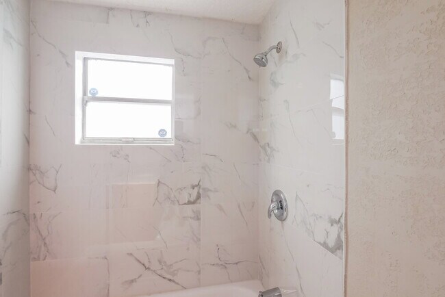 Building Photo - 4110 NW 39th Ave