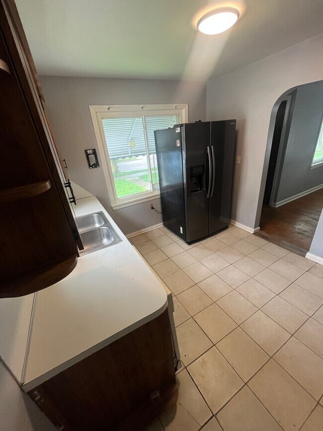 Building Photo - Section 8 Accepted! Newly Renovated 3-Bedr...