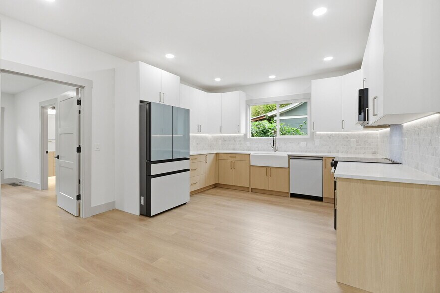 Building Photo - 437 NE Fargo St