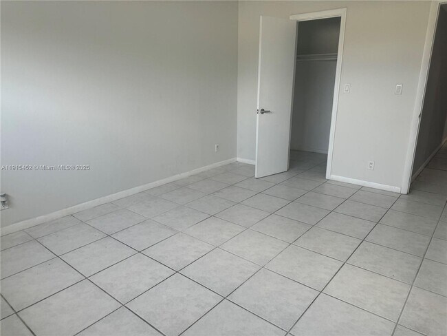 Building Photo - 1060 Crystal Lake Dr